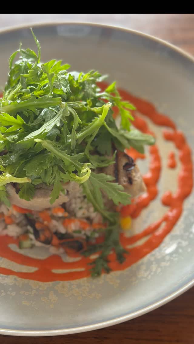 Assiette estivale aux herbes et sauce rouge